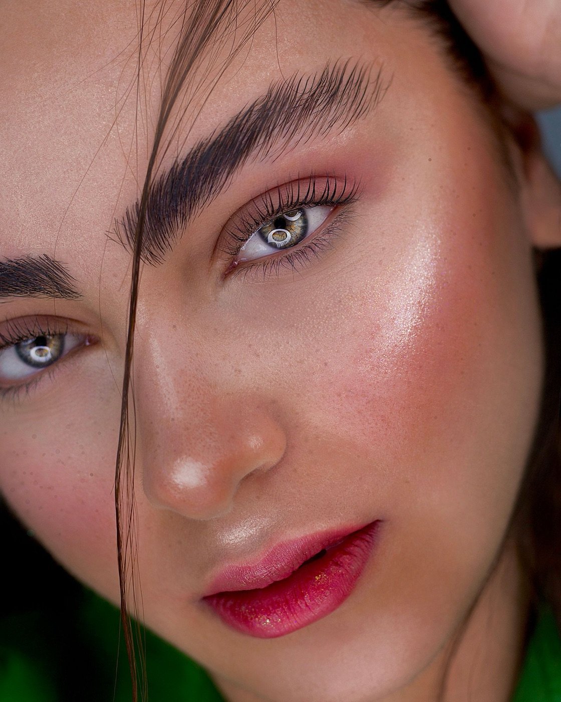Brow lift — sourcils brossés vers le haut