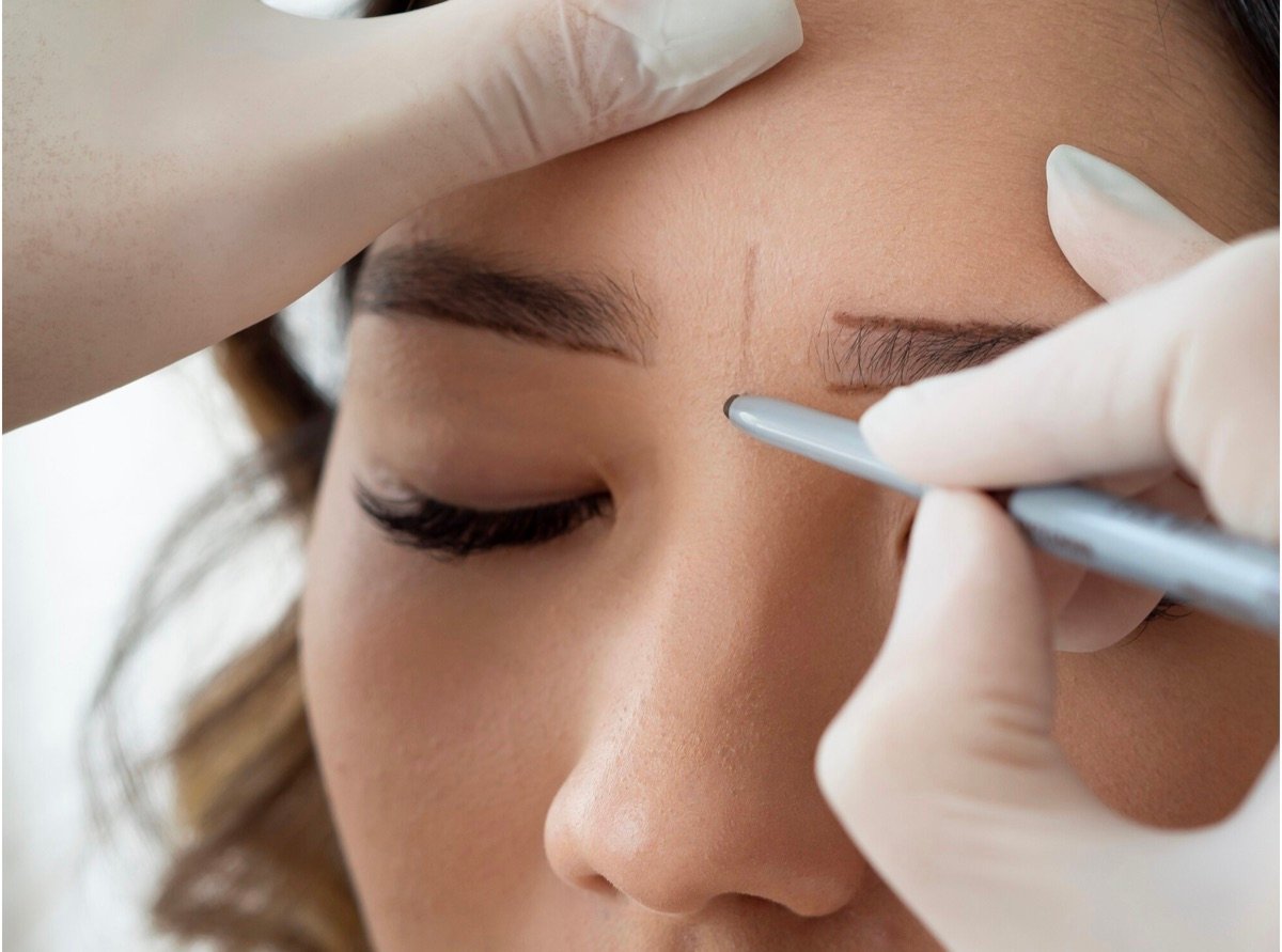 Prise de mesures avant une prestation sourcils